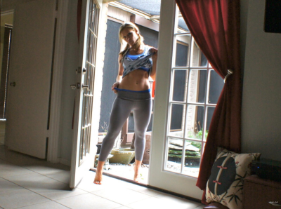 Соблазнительная барышня демонстрирует свои прелести