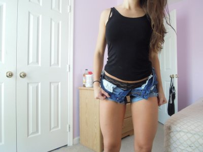 Немного показала свои прелести и раздвинула пальчики у киски