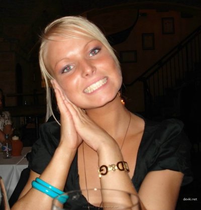 Сексуальная белокурая позирует перед отражением