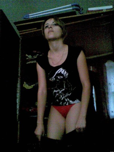 Девушка с естественной растительностью на интимных местах