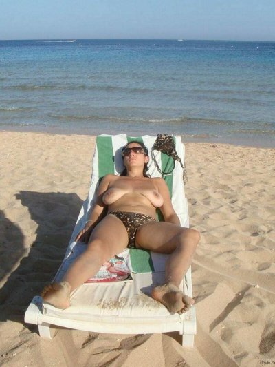 Женщина обожает демонстрировать свои аппетитные формы груди