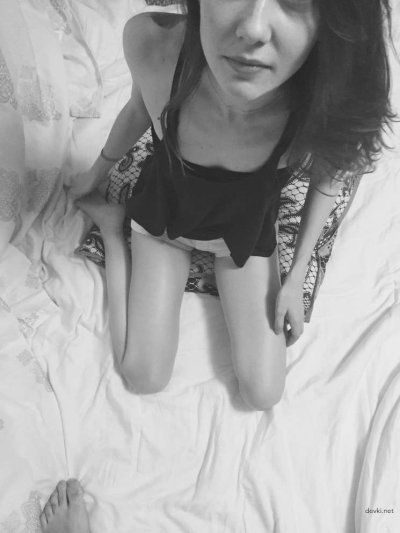 Молодая красотка сосет член парню - горячий орал!