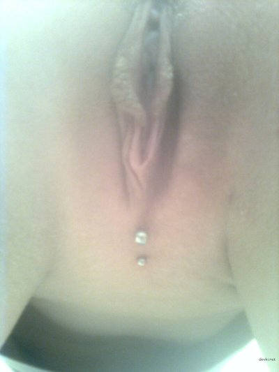 Голая дамочка нежно теребит киску