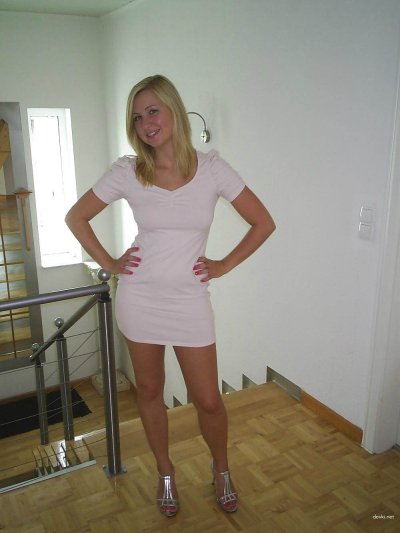 Красотка демонстрирует свои прелести на игровом столе