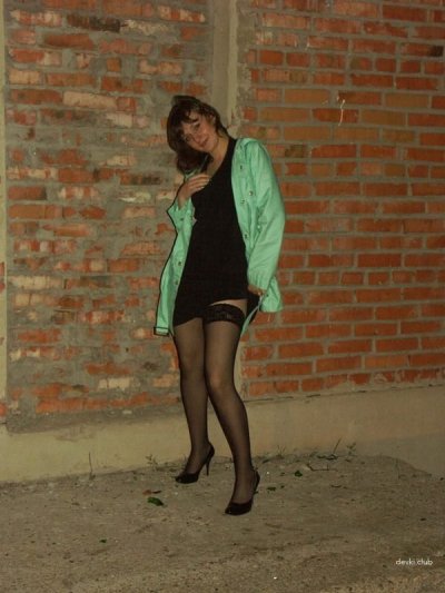 Дама позирует на руинах: интимные снимки!