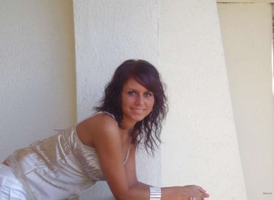 Без цензуры: красотка раздевается до гола на свежем воздухе