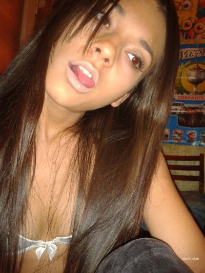 Обворожительная красотка демонстрирует свои интимные уголки