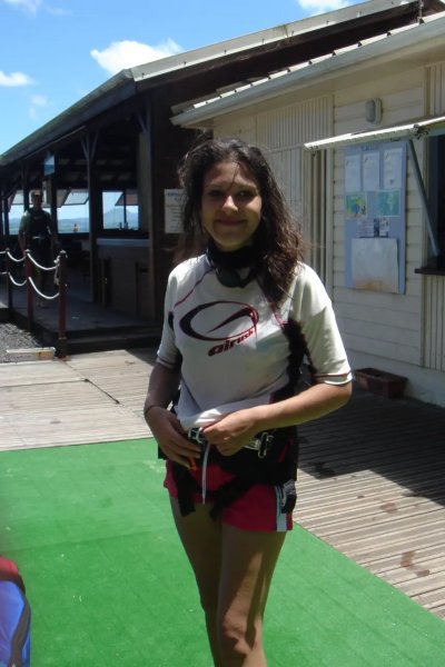 Темноволосая красотка с идеальной фигурой и искусственными грудями