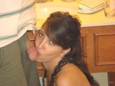 Интимные снимки девушки без одежды и с оральным сексом