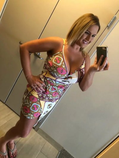 Соблазнительная зрелая блондинка с великолепной грудью