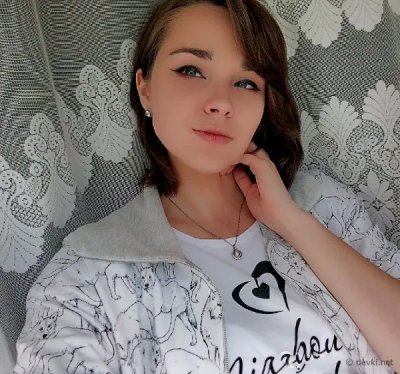 Милая крошка наслаждается ношением разнообразных сексуальных чулочков