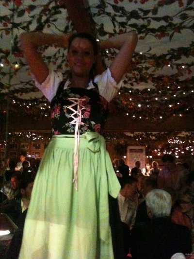 Фестиваль пенного в Германии: обнаженные красотки на камеру