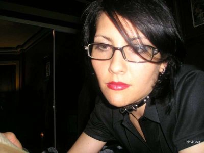 Изображения суровой черноволосой леди без верхней одежды