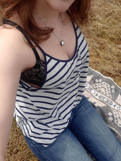 Сексуальные снимки молоденькой красавицы на свежем воздухе: вся ее натура и энергия