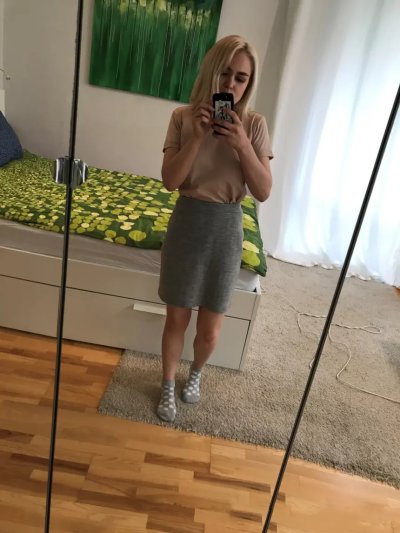 Развратная девушка позирует голая перед зеркалом