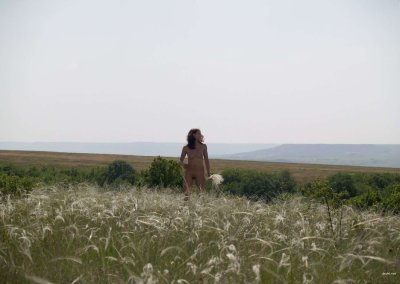 Красотка показывает свои прелести в лесу