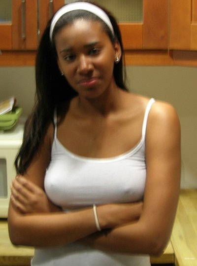 Обнаженная чернокожая красотка из Африки