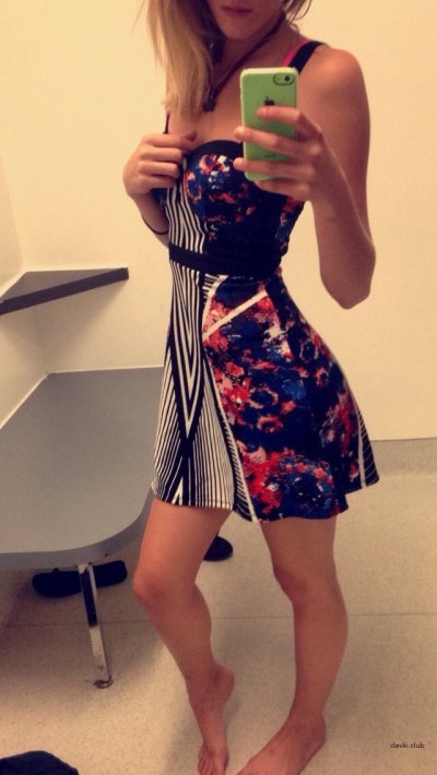 Девушка с рисунком на интимном месте