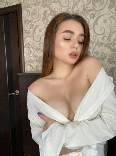 Молодая сексапильная супруга демонстрирует свои прелести перед своим супругом