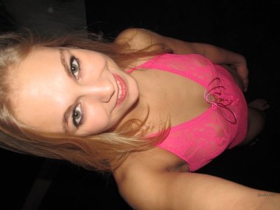 Сексуальная красотка показывает свои прелести в обтягивающем нижнем белье