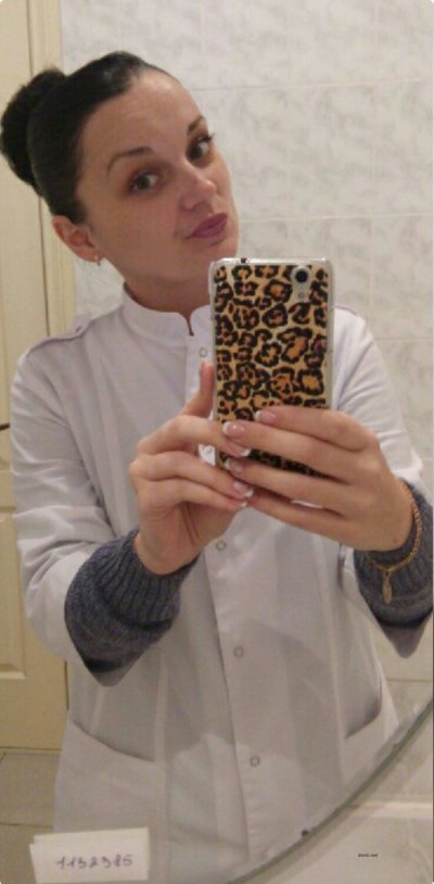 Темноволосая красавица делает селфи в зеркале на смартфон