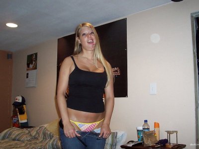 Пышка демонстрирует аппетитную киску