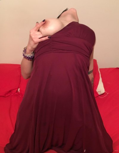 Большегрудая брюнетка удовлетворяет своего мужчину