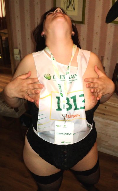 Зрелая Оля развлекается на тренировке, демонстрируя свои умения