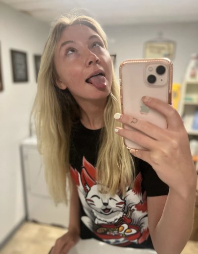 Сексуальная и необычная молодая дама без одежды