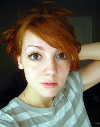 Огненная куколка демонстрирует свою интимную зону в соблазнительной позе