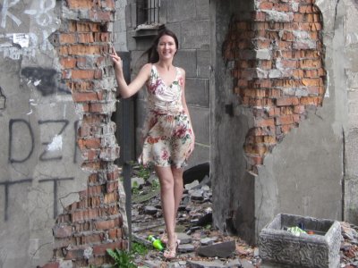 Красотка обожает позировать голой перед камерой