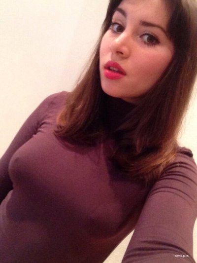 Молоденькая красотка с улыбкой демонстрирует свои прекрасные формы