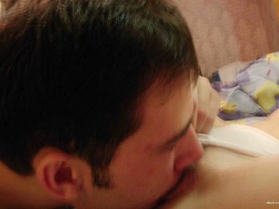 Отсасывает пенис у парня