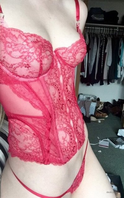 Соблазнительная шатенка с идеальными формами