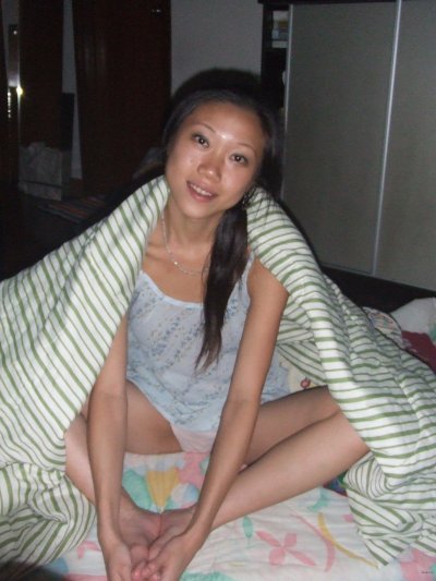 Азиатка решила продемонстрировать свою киску