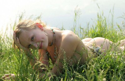 Красотка наслаждается на свежем воздухе