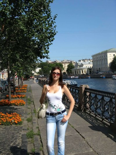 Вгоняет в киску и глотку своей леди