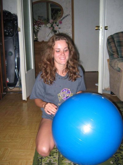 Интимные моменты: Эротика в домашних условиях с привлекательной девушкой