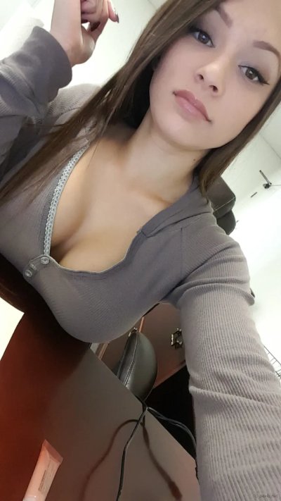 Фотки кареглазой брюнетки с огромными дойками