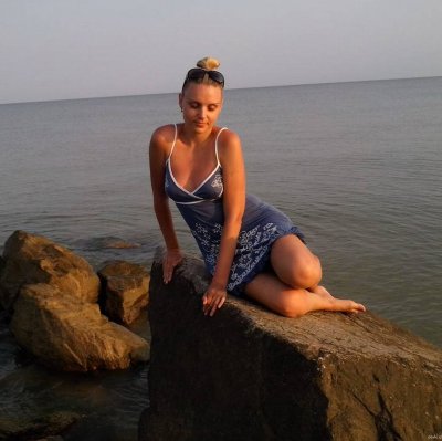 Сексуальная блондинка в соблазнительных чулках - горячие фото и видео!