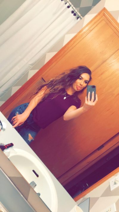 Отражение раздетой красотки в стекле