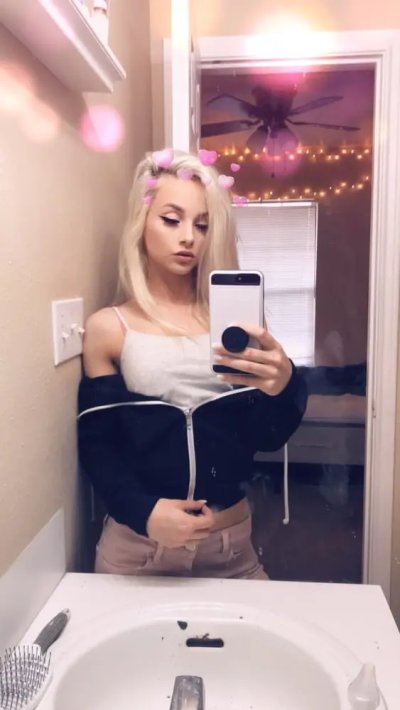 Красивая блондинка демонстрирует свою интимную зону в раздетом виде