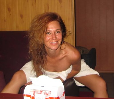 Зрелая красотка в бане фоткается перед объективом