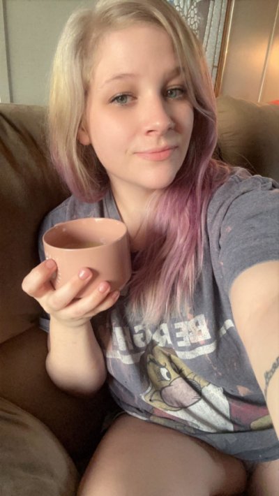 Красотка с пирсингом в носке показала свою задницу и киску