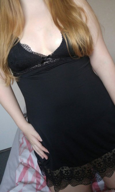 Пухлая красотка демонстрирует свое обнаженное тело