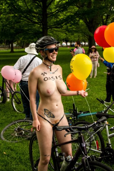 Обнаженные катальщики устраивают гонку.