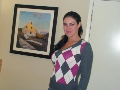 Темноволосая красотка с мокрой киской показала стриптиз