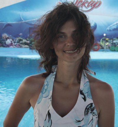 Обожает плавать в реке взрослых