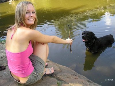 Играет без одежды со своим пушистым другом