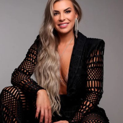 Соблазнительная дама с пышной попкой и анальным игрушкой